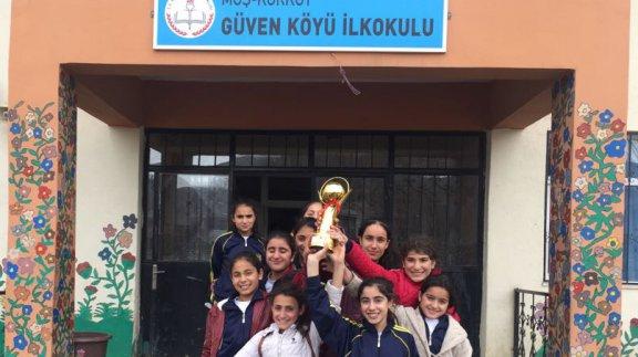 Yıldız Kızlar Futsal yarışmasında kupayı Güven Ortaokulu aldı.
