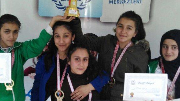 Satranç Turnuvası Kız Yıldızlar İl Birincisi Altınova Yatılı Bölge Ortaokulu Oldu.