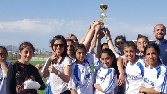 Altınova Yatılı Bölge Ortaokulu Okul Sporları Futbol Yıldız Kızlar Yarı Finalde İlimizi Temsil Edecek.