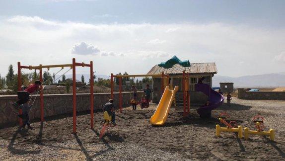 Köy Okullarımızın Bahçesine Çocuk Oyun Parkı Kuruldu