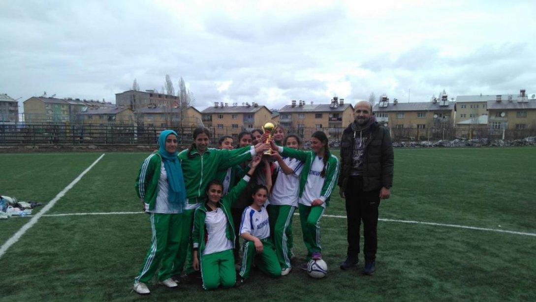 Altınova Yatılı Bölge Ortaokulu Okul Sporları Futbol Yıldız Kızlar İl Birincisi oldu.