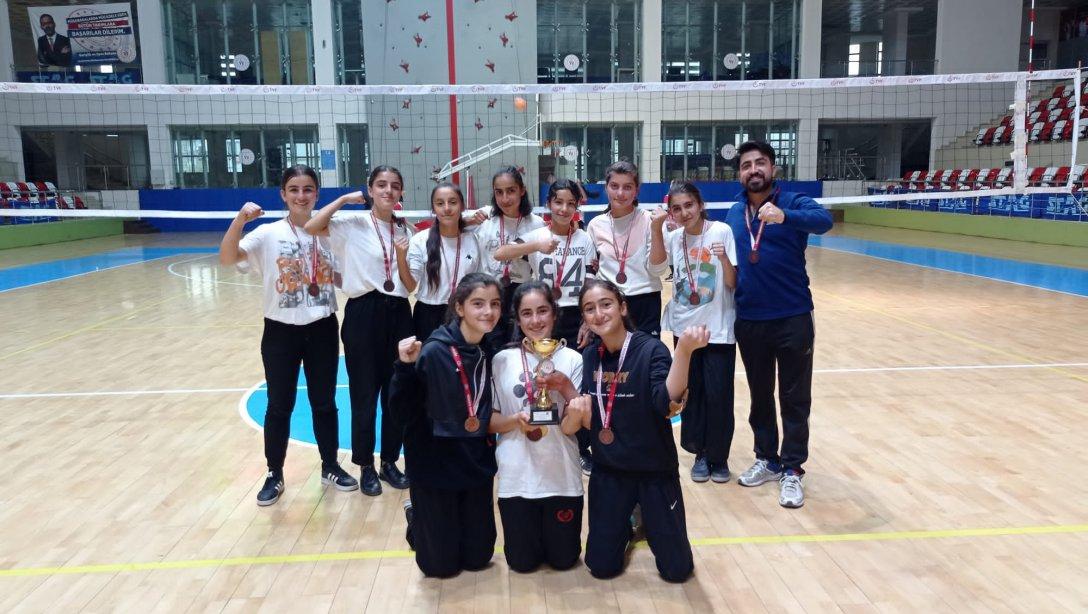 Altınova Yatılı Bölge Ortaokulu İl Genelinde Düzenlenen Voleybol Turnuvasında İl Üçüncüsü Oldu.