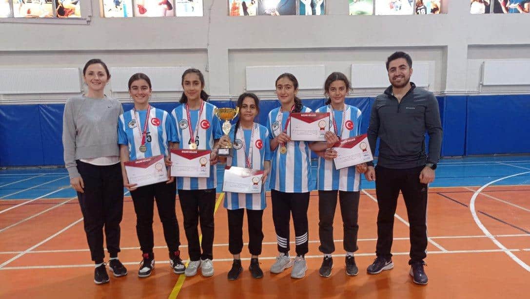 Altınova Yatılı Bölge Ortaokulu İl Genelinde Düzenlenen Badminton Turnuvasında Yıldızlar Kız Takımımız İl Birincisi  Oldu.