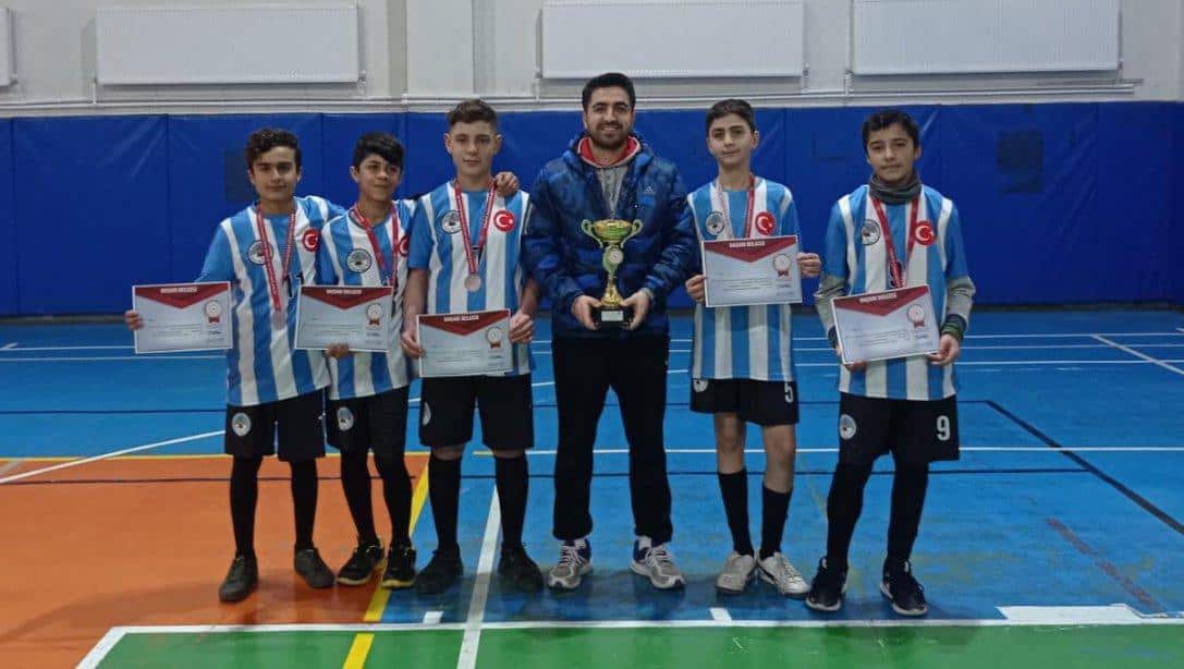 Altınova Yatılı Bölge Ortaokulu İl Genelinde Düzenlenen Badminton Turnuvasında Yıldızlar Erkek Takımımız İl İkincisi Oldu.