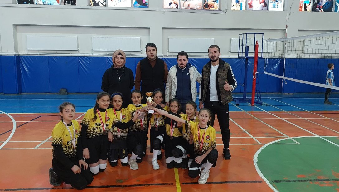 Voleybol Turnuvasında Mehmet Akif Ersoy Ortaokulu İl Üçüncüsü Oldu.