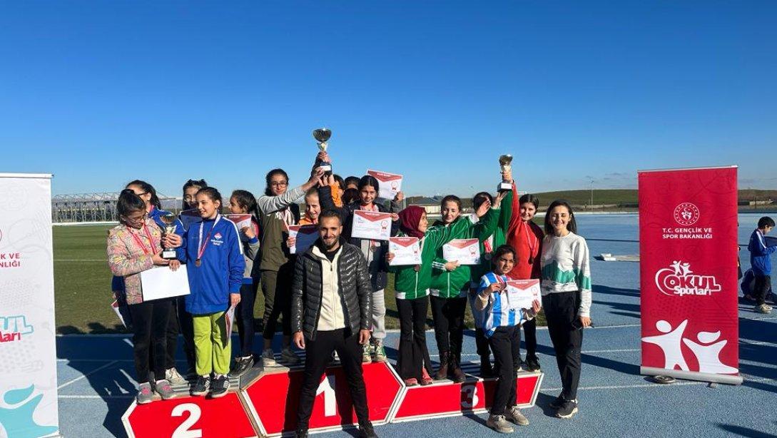 Oryantiring Turnuvasında Altınova Yatılı Bölge Ortaokulu Küçük Erkekler İl Birincisi ,Yıldız Erkekler-Kızlar Takımı İl İkincisi ve Küçük Kızlar Takımı İl Üçüncüsü oldu.