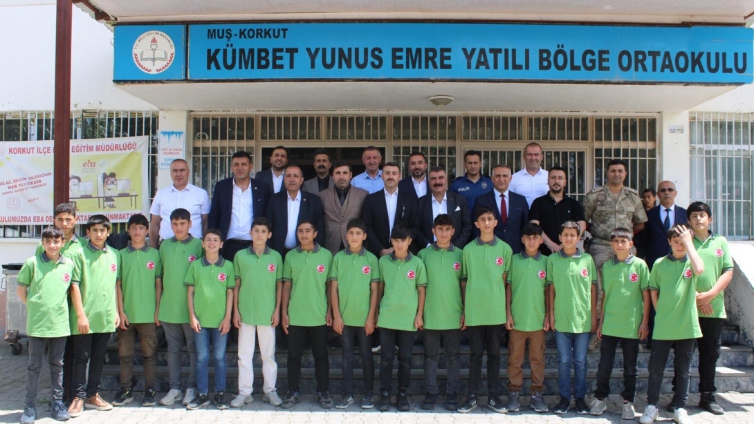 İlçe Kaymakamımız Sayın Orhan AYAZ Kümbet Yunus Emre Yatılı Bölge Ortaokulu Resim Sergisine Katıldılar